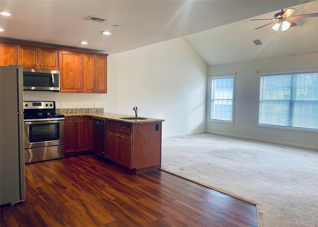 46 Islip Avenue - Photo 2