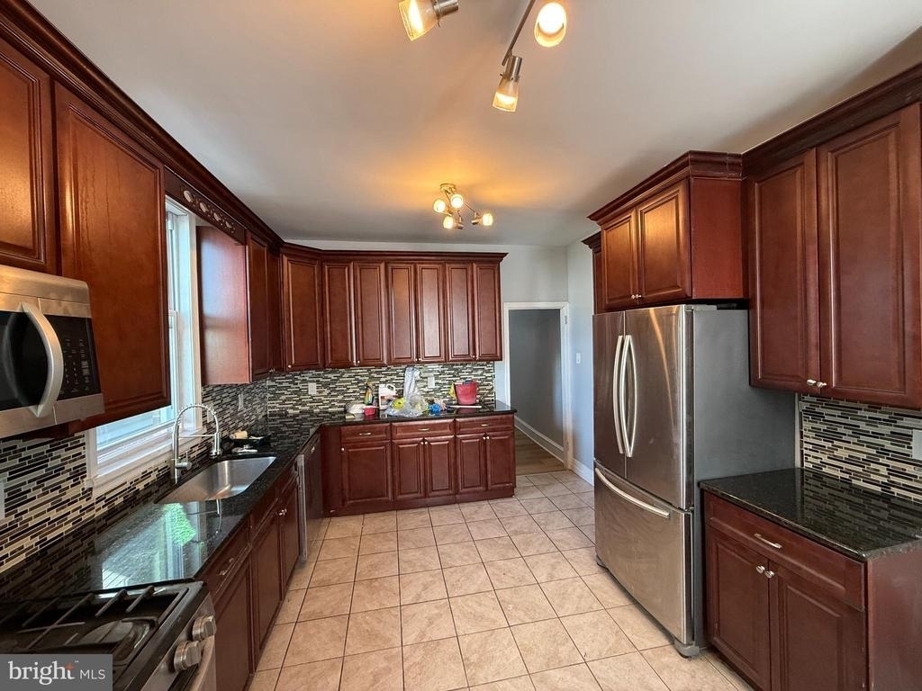 2423 E Allegheny Ave - Photo 0