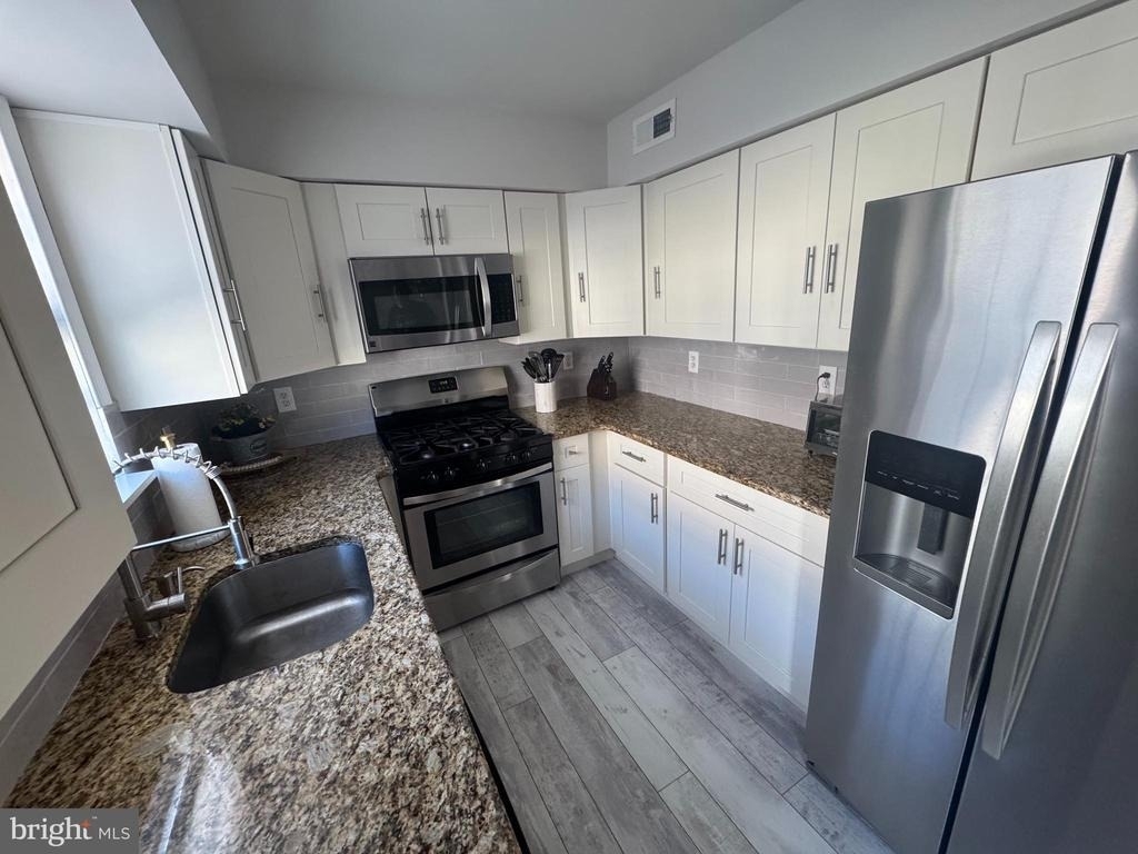 1003 Woodview Court - Photo 5