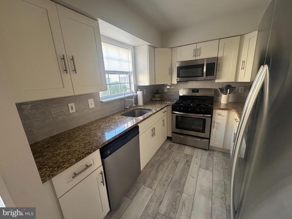 1003 Woodview Court - Photo 6