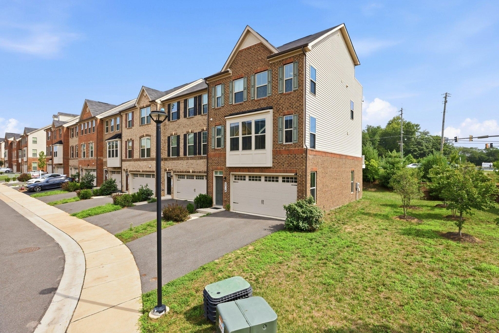 5714 Richmanor Terrace - Photo 2