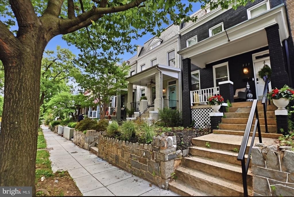 939 15th Street Se - Photo 1