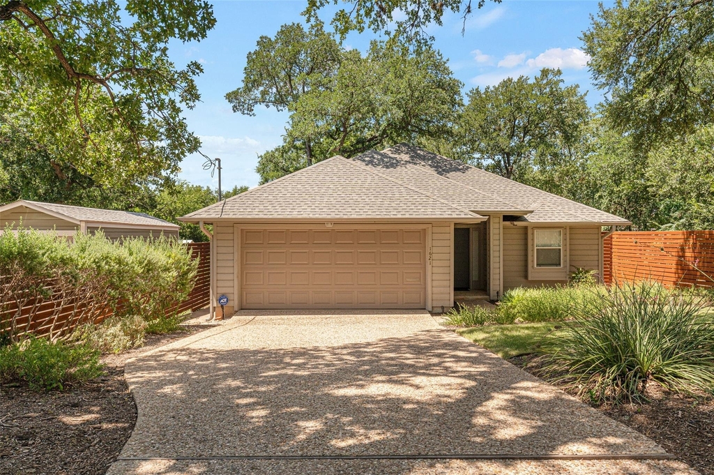 1621 Maggie Mayes St - Photo 0