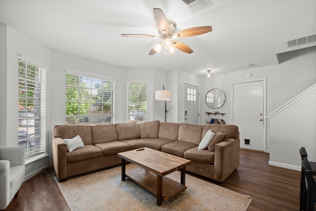 8715 Dandelion Trl - Photo 2