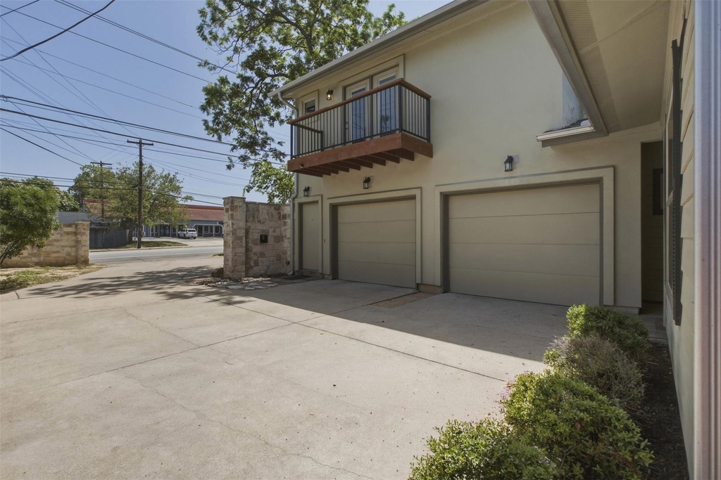 1315 W Anderson Ln - Photo 2