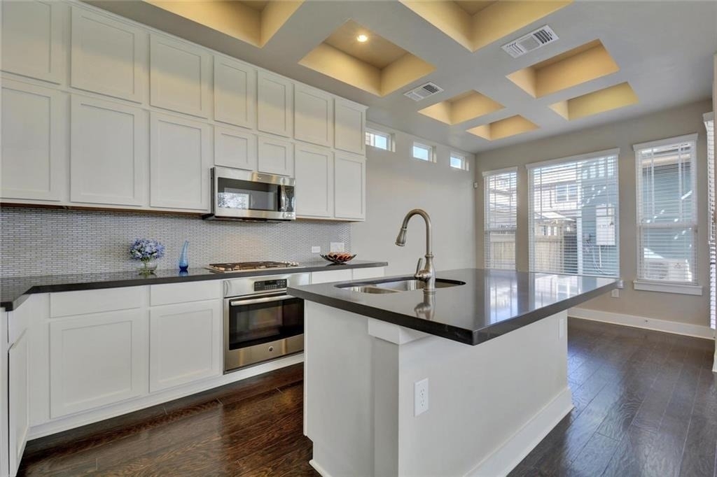 900 Banyon St - Photo 2