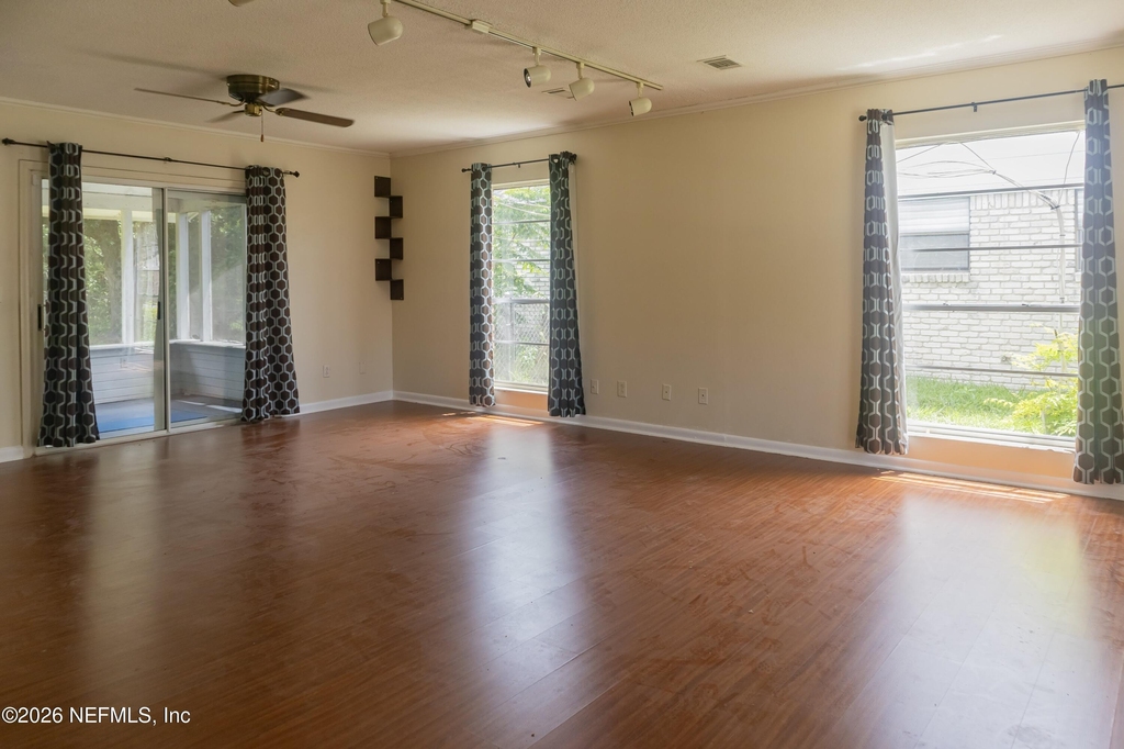 5039 Winchester Drive S - Photo 3