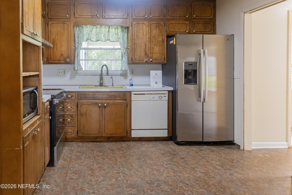 5039 Winchester Drive S - Photo 2