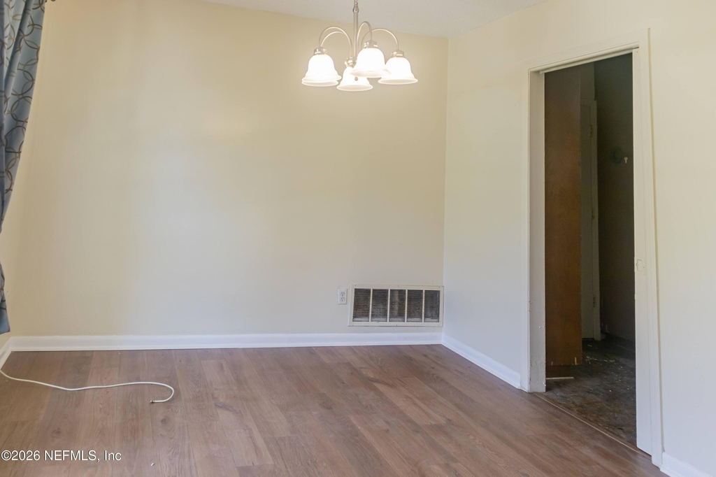 5039 Winchester Drive S - Photo 5