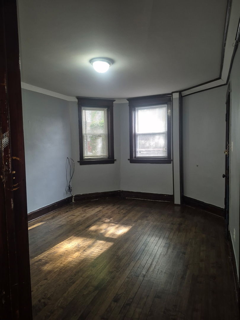 2813 S Lawndale Avenue - Photo 1