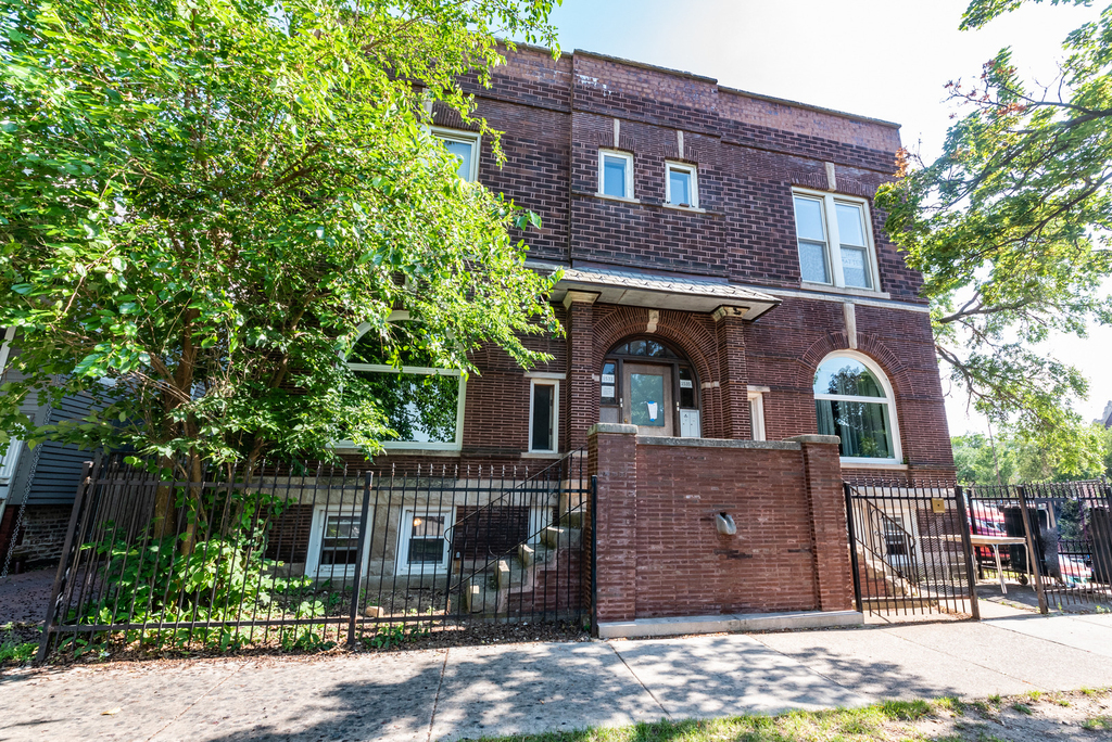1535 W Leland Avenue - Photo 0
