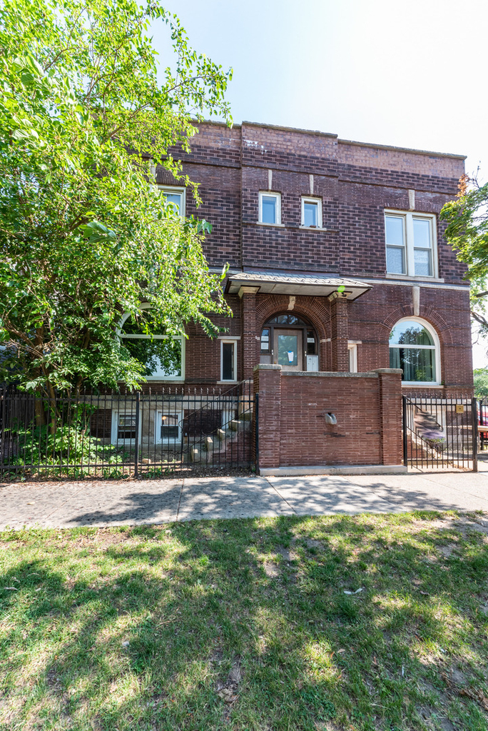 1535 W Leland Avenue - Photo 1