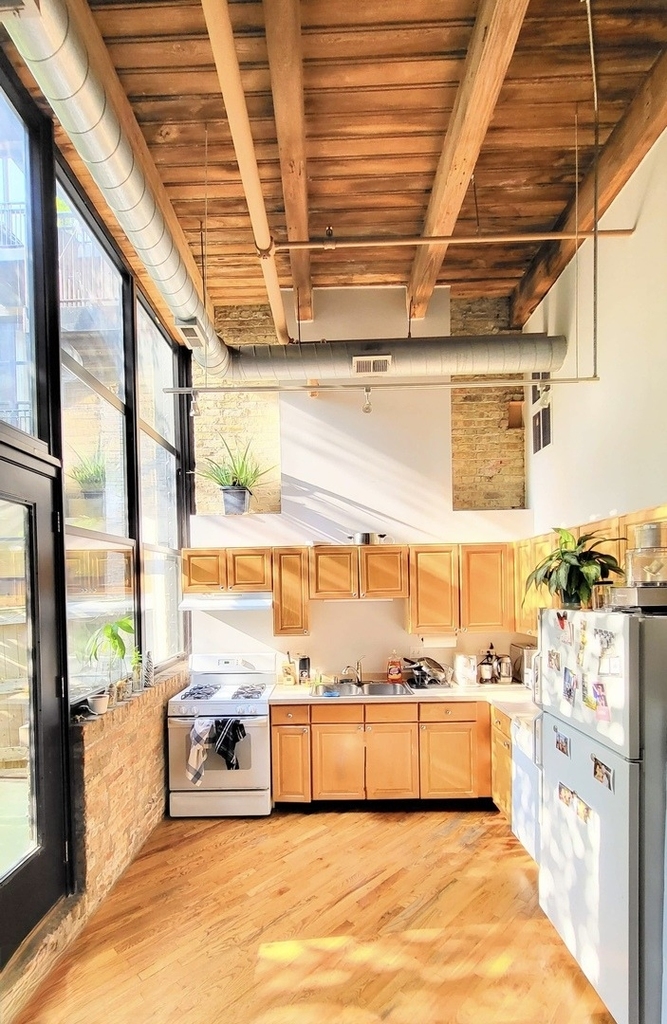 226 N Clinton Street - Photo 1