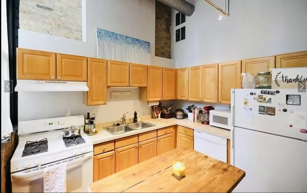 226 N Clinton Street - Photo 2