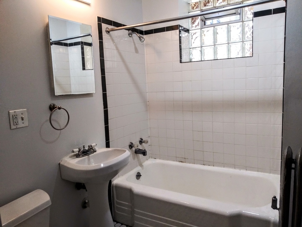 709 W Cornelia Avenue - Photo 3