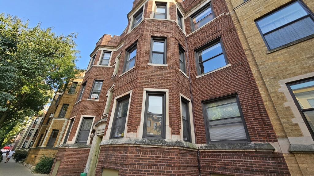 709 W Cornelia Avenue - Photo 0