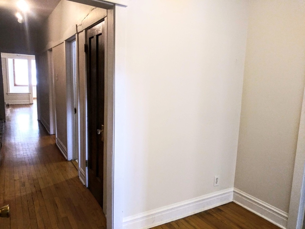 709 W Cornelia Avenue - Photo 1