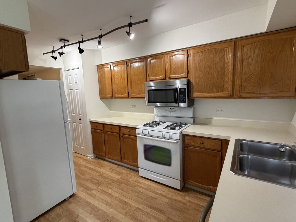 986 West Court - Photo 5