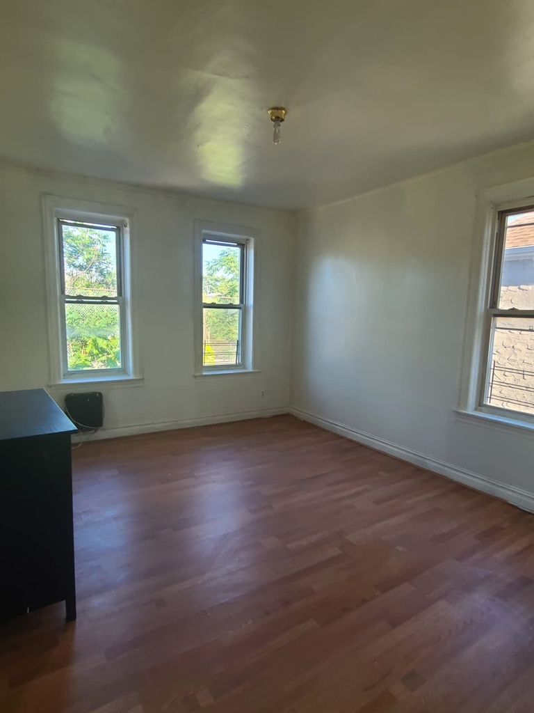 1 bed Affordability  with all utility at east 59th  - Photo 3