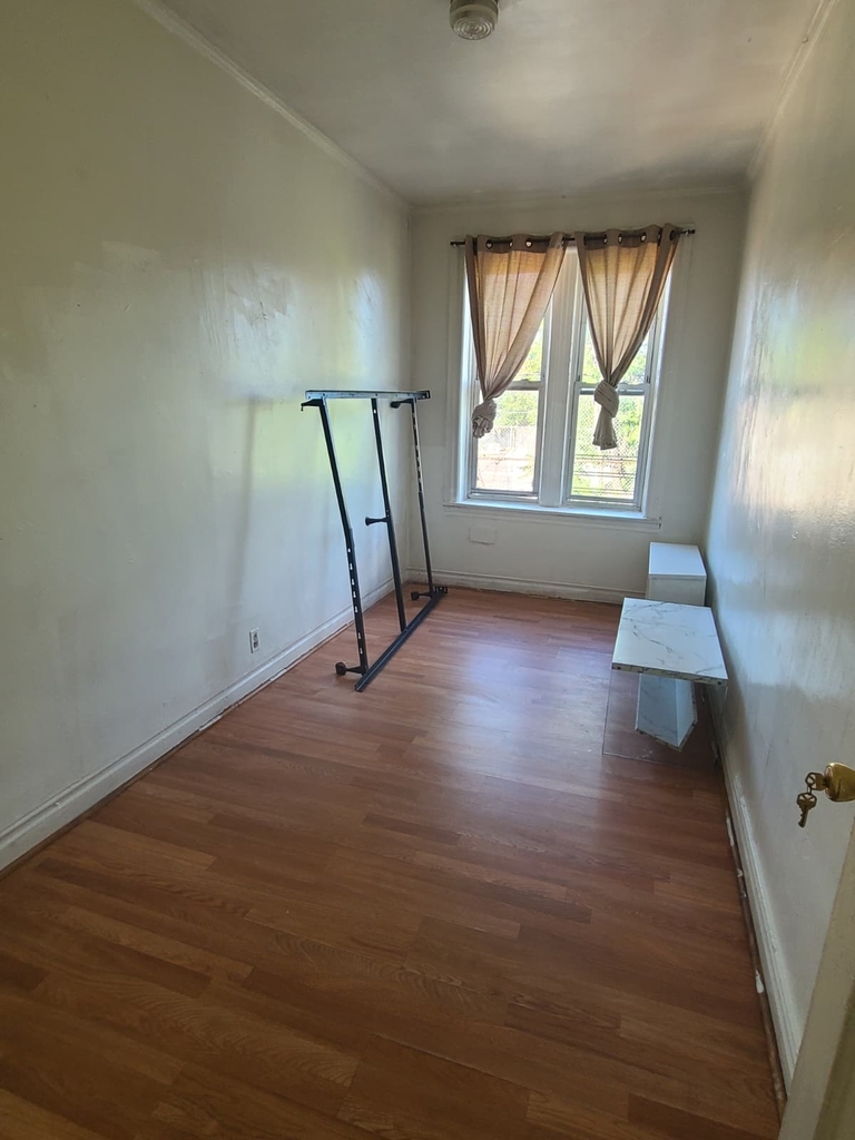 1 bed Affordability  with all utility at east 59th  - Photo 2