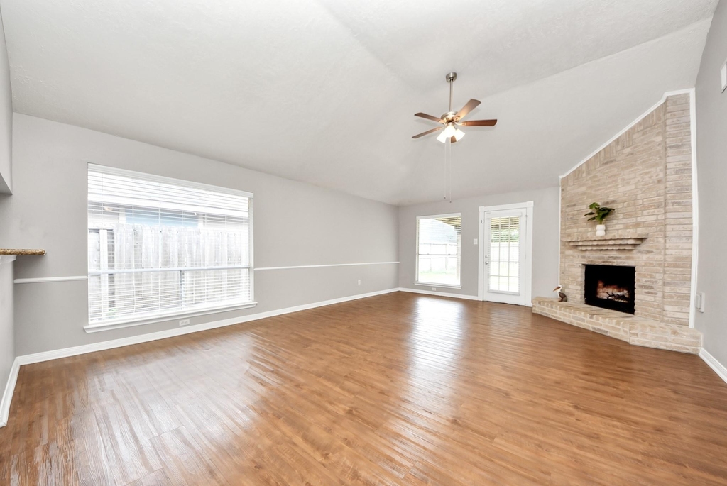 15739 Oak Mountain Dr - Photo 2