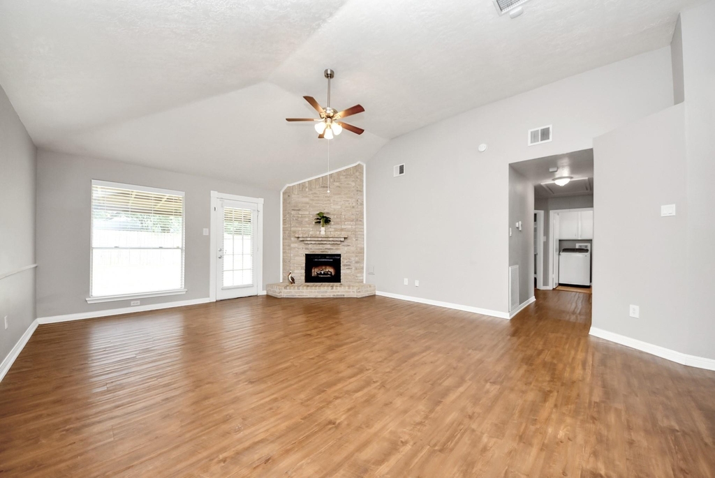 15739 Oak Mountain Dr - Photo 3