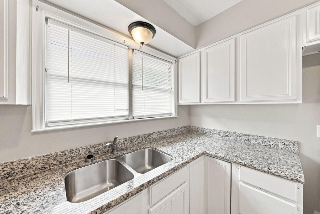 914 Martha Street - Photo 14