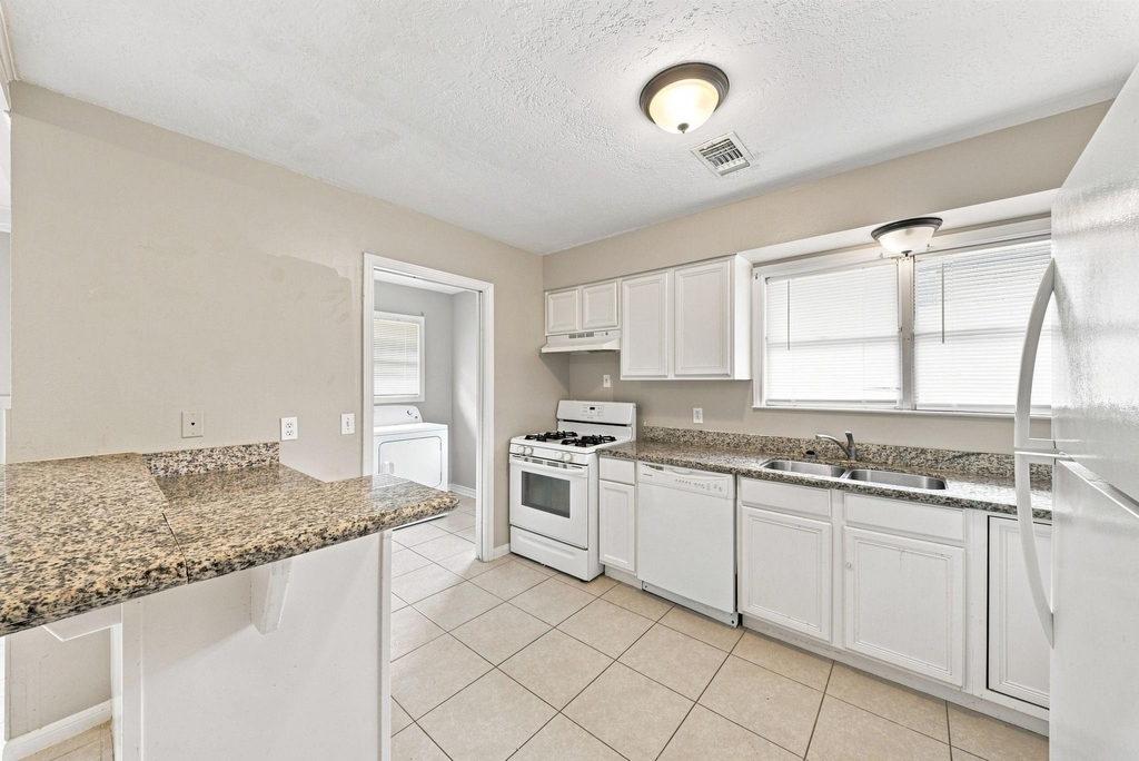 914 Martha Street - Photo 9