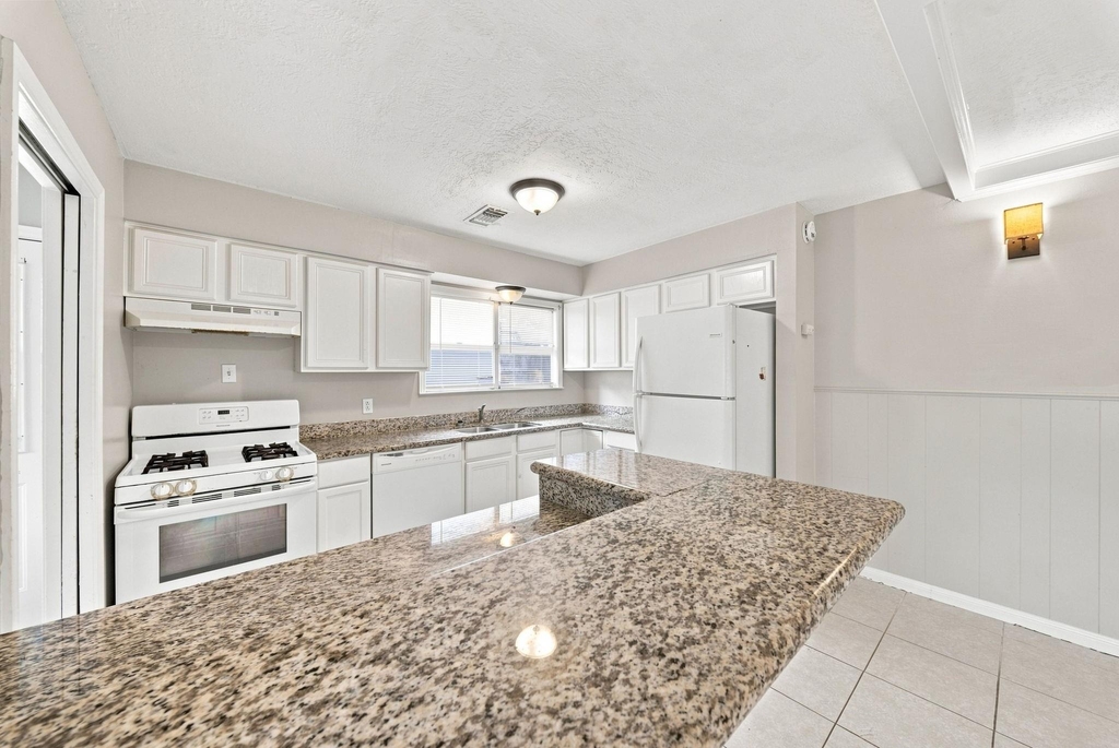 914 Martha Street - Photo 10