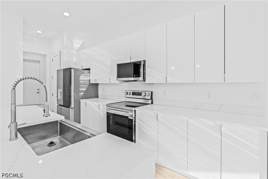 821 Nw 37th Place - Photo 17