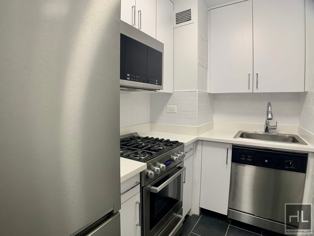 East 56 Street - Photo 1