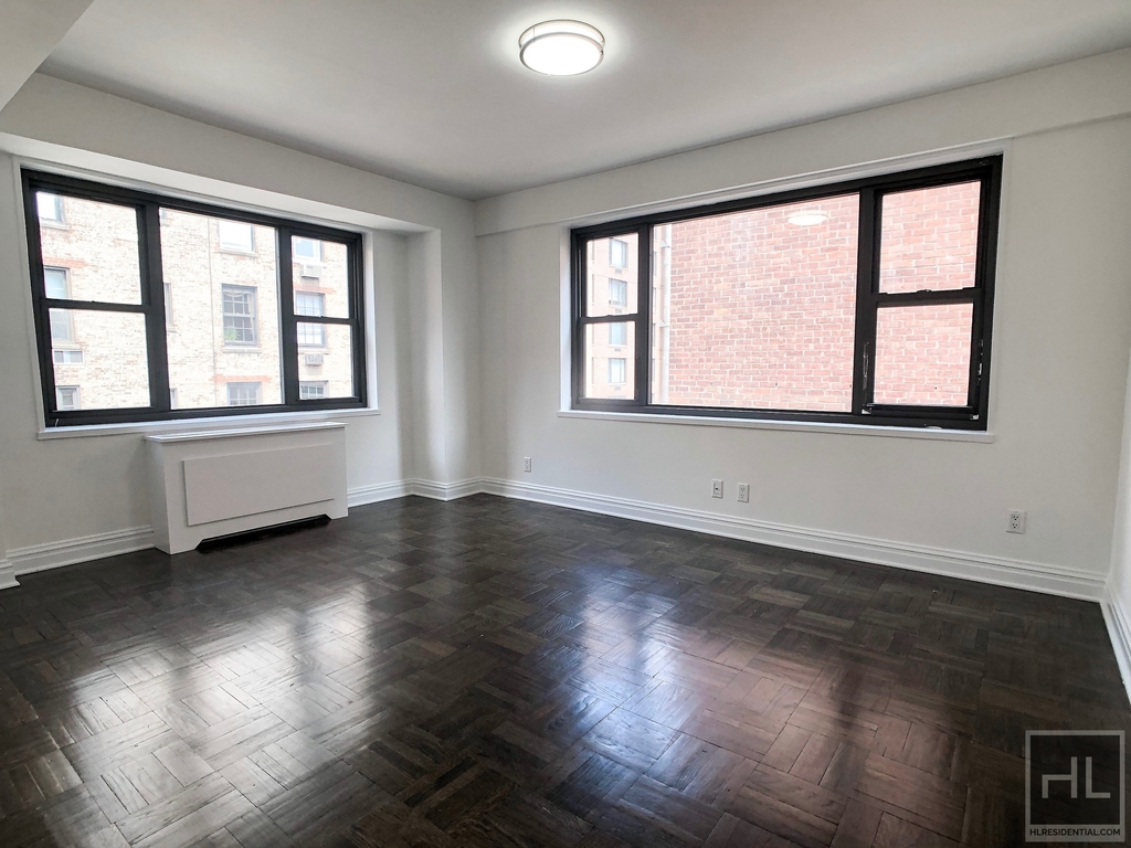 East 56 Street - Photo 0
