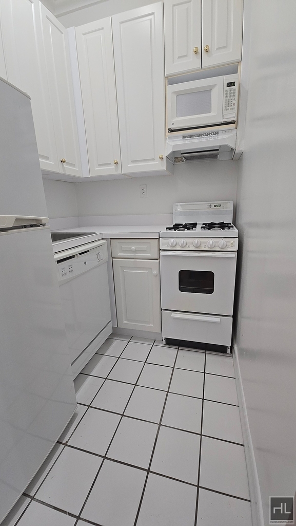 York Avenue - Photo 1