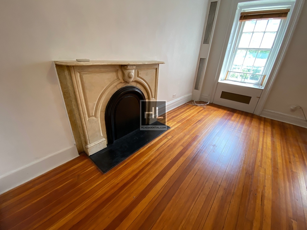 East 65 Street - Photo 2