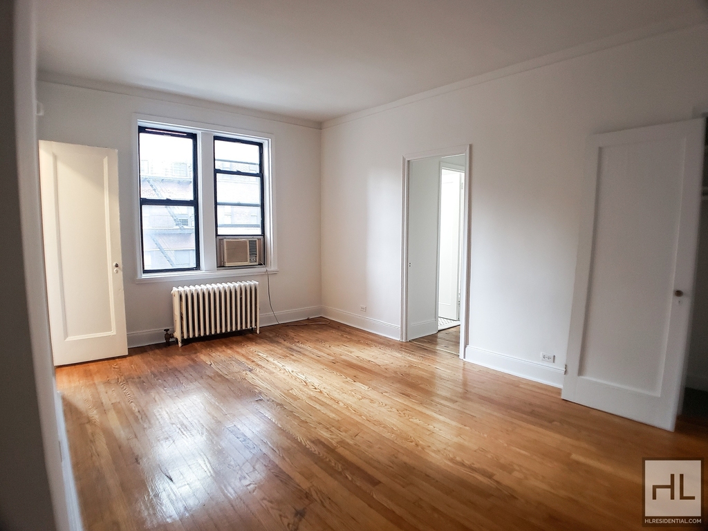 E 55 St - Photo 0