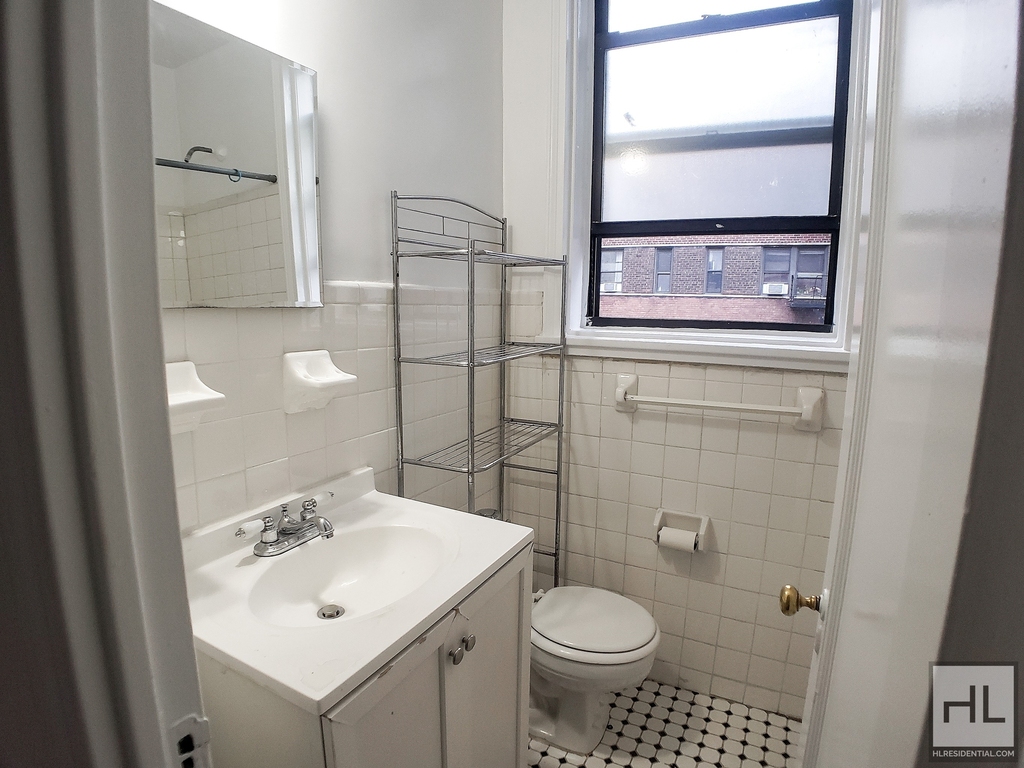 E 55 St - Photo 3