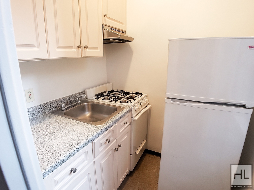 E 55 St - Photo 2
