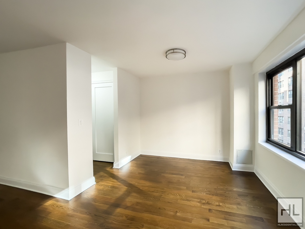 East 56 Street - Photo 2