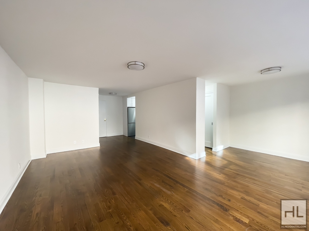 East 56 Street - Photo 2