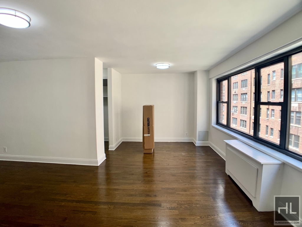 East 56 Street - Photo 4