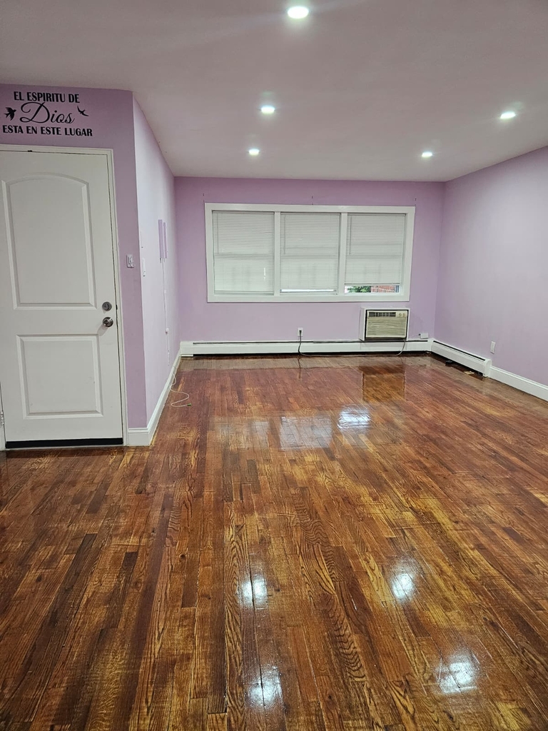 Spacious 2 BR Apartment in East 107th Street, Brooklyn - Photo 10