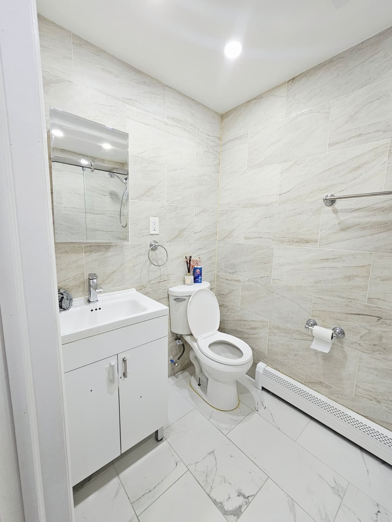 Spacious 2 BR Apartment in East 107th Street, Brooklyn - Photo 15