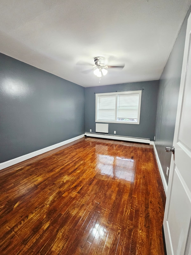 Spacious 2 BR Apartment in East 107th Street, Brooklyn - Photo 9