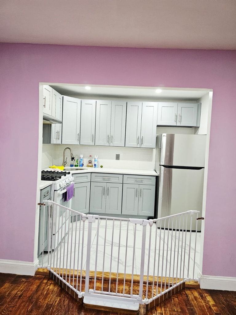 Spacious 2 BR Apartment in East 107th Street, Brooklyn - Photo 11