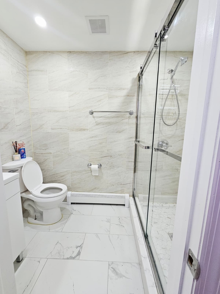 Spacious 2 BR Apartment in East 107th Street, Brooklyn - Photo 13