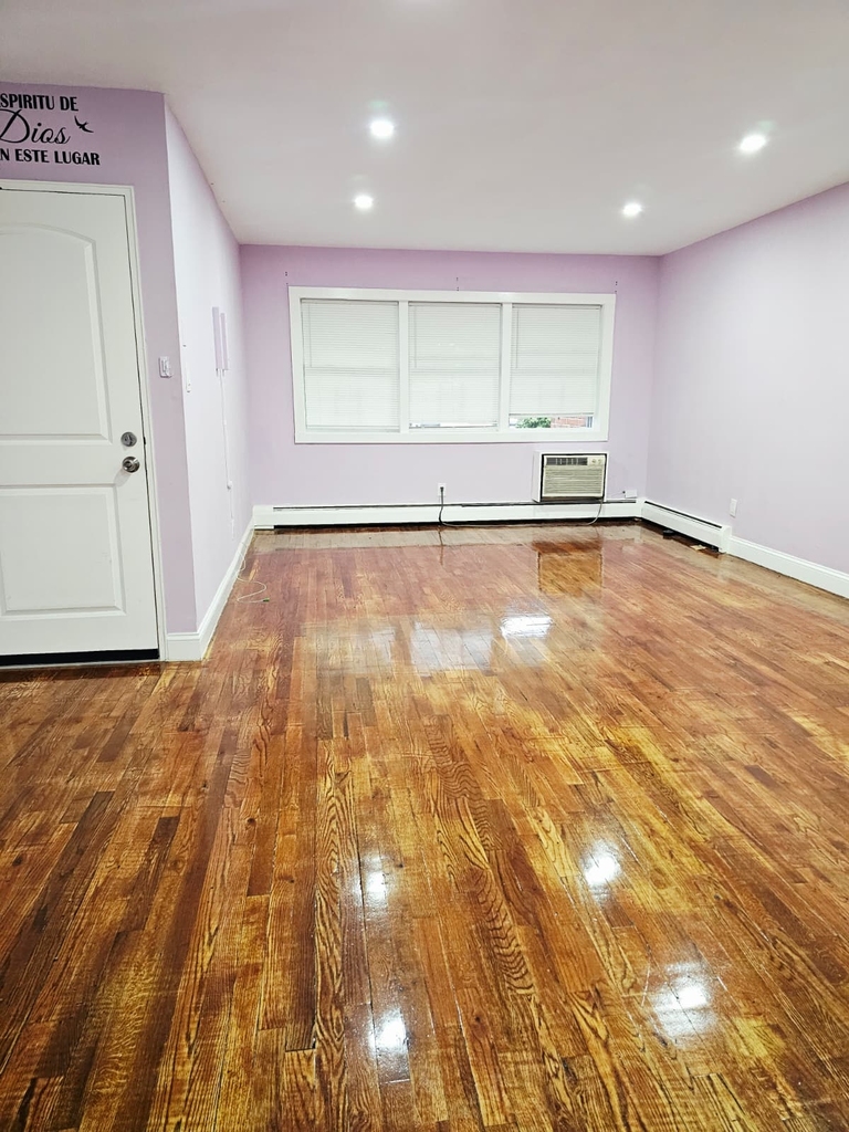 Spacious 2 BR Apartment in East 107th Street, Brooklyn - Photo 3