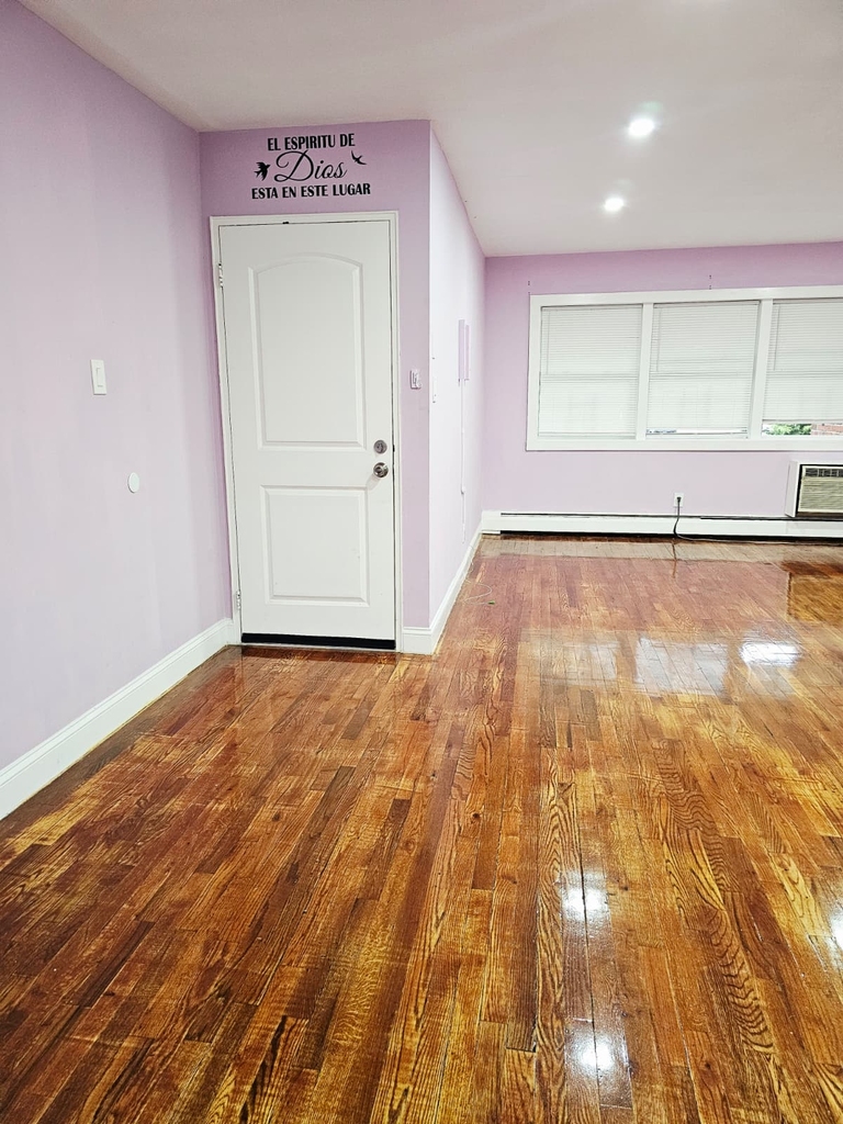 Spacious 2 BR Apartment in East 107th Street, Brooklyn - Photo 8