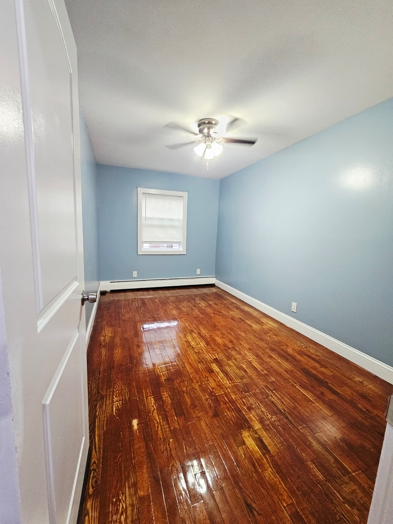 Spacious 2 BR Apartment in East 107th Street, Brooklyn - Photo 4