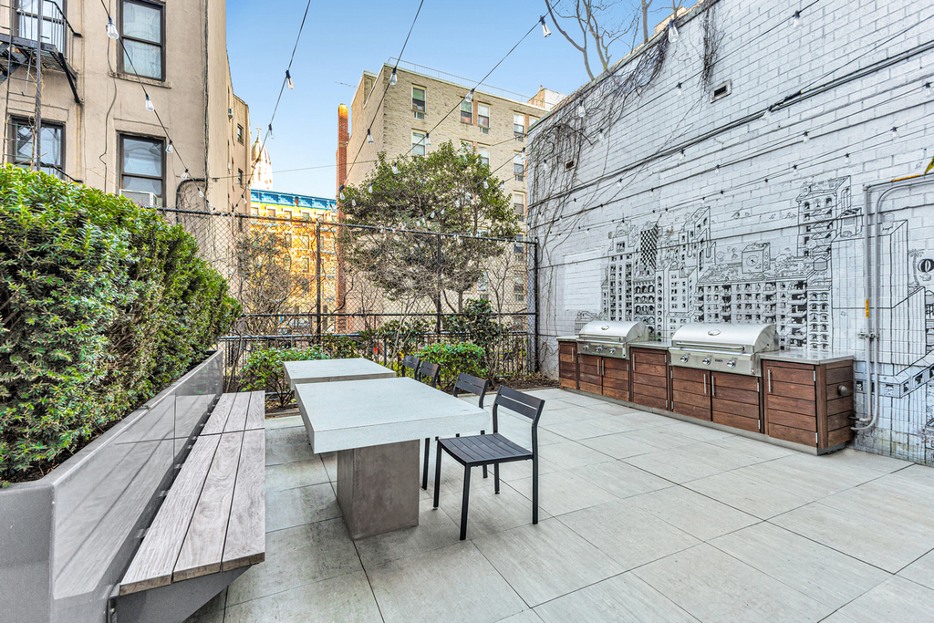 250 E Houston St - Photo 8