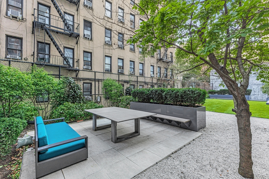 250 E Houston St - Photo 14